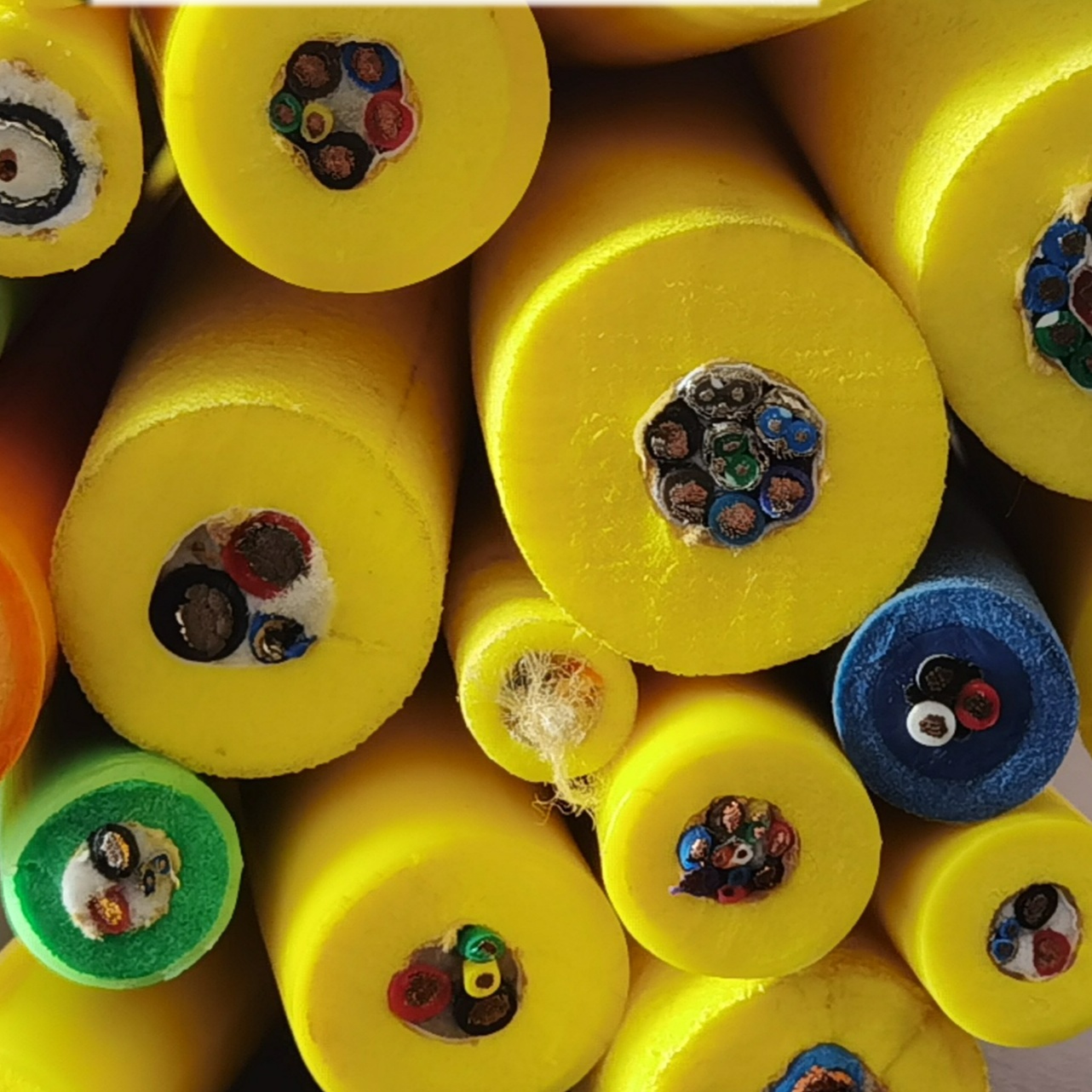Zero buoyancy floating cable